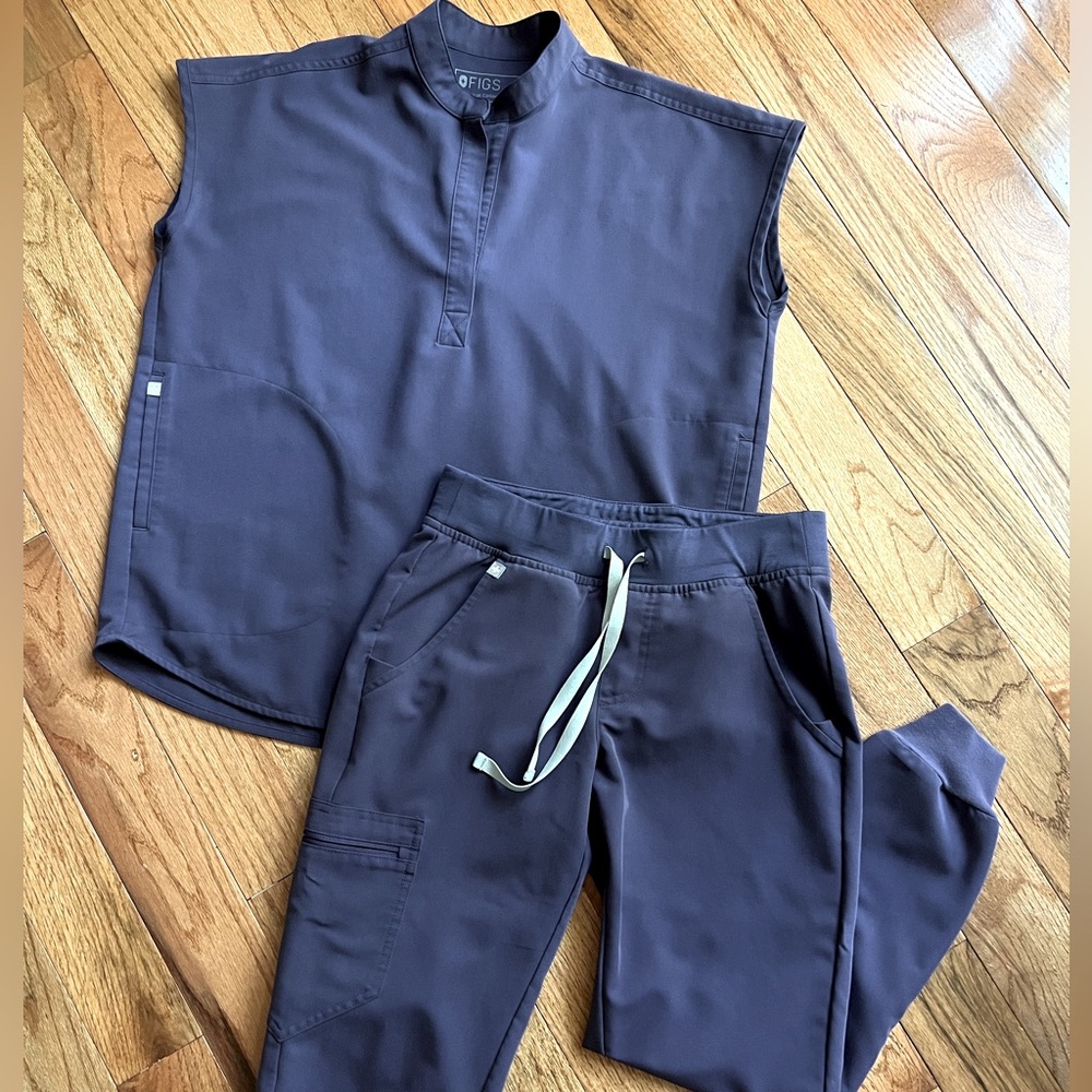 figs Rafeala top XS, Zamora jogger XSP dark purple/grape